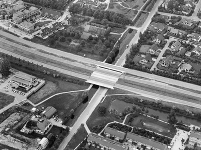 843841 Luchtfoto van de A.C. Verhoefweg (onderdeel van de S15, de secundaire provinciale weg Utrecht-IJsselstein), met ...